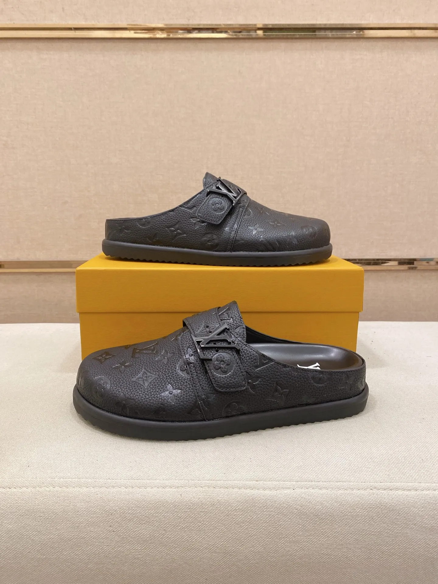 Men's shoes💰: 220💰38-45, LV Easy 2025 new men's casual sandals and slippers, made of suede cow leather, with Monogram pattern to highlight the trendy style. Adjustable straps illuminated with LV letters, while a resilient insole and micro outsole provide lightweight comfort. Made of suede cow leather with embossed Monogram pattern and brand element metal hardware✅Adjustable straps➕Tough insole‼ ️Micro outsole. Comfortable and easy to wear‼ ️
